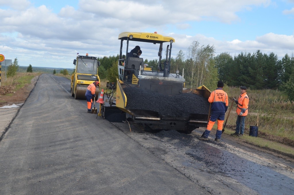 Укладывается пока первый, выравнивающий слой асфальта.JPG