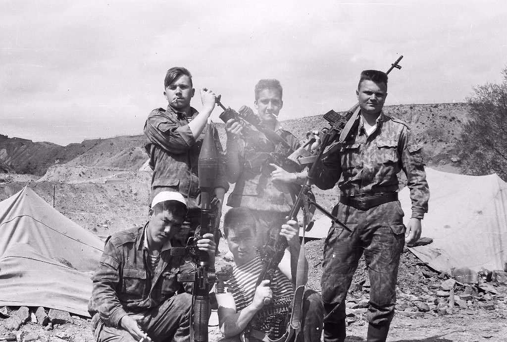 Пограничники окопы рыли, вгрызаясь в горную породу. (фото предоставлено Андреем Пименовым).