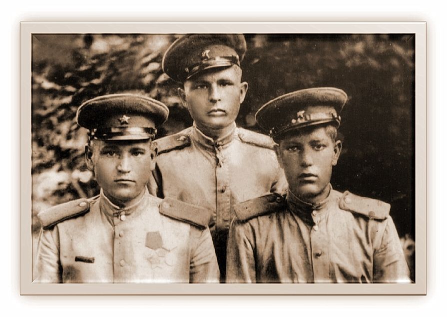 Николай Смышляев (слева)