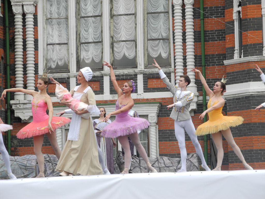 Спектакль завораживаем с самого начала. (Фото Натальи Кулишовой),