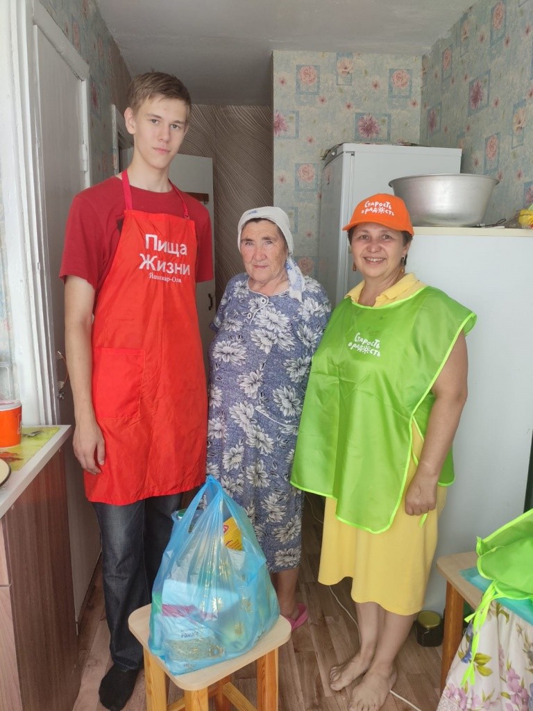 Продуктовые подарки - как нельзя к месту. (Фото предоставлено Аленой Лочехиной).