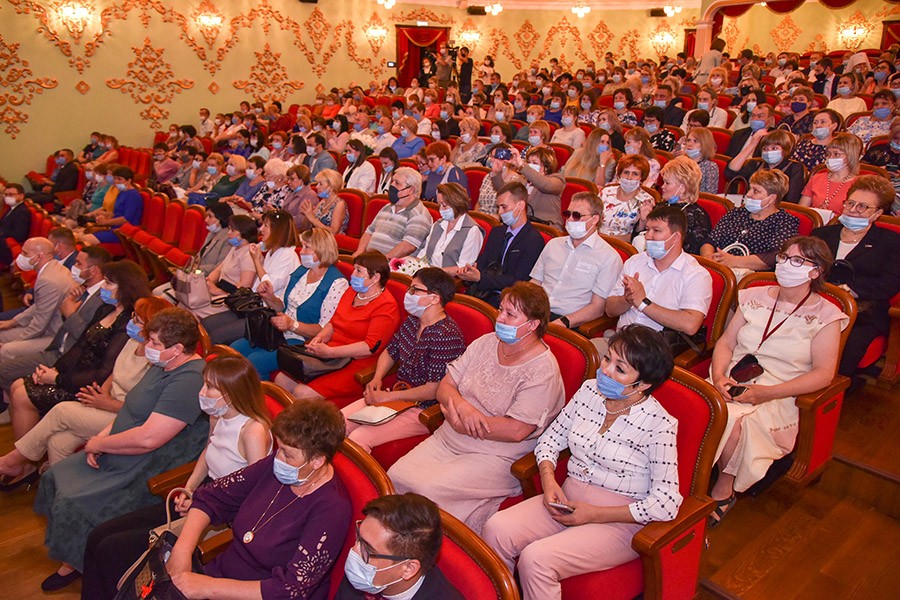 Торжественная встреча состоялась в здании Марийского театра оперы и балета им. Э. Сапаева. (Фото предоставлено пресс-службой Главы РМЭ).