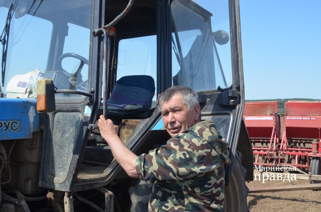 На таких надежных механизаторах как Геннадий Морозов держится хозяйство. На таких надежных механизаторах как Геннадий Морозов держится хозяйство..jpg