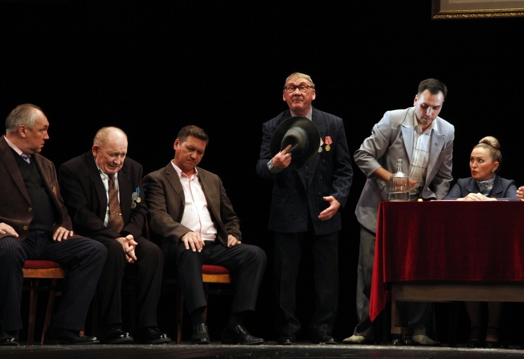 Заслуженный арт. РМЭ Андрей Бусыгин (в центре) в образе Ксима Дайна.jpg