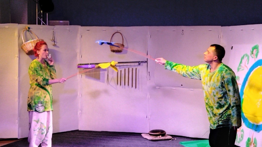 Актерам работать в бэби-театре интересно, но непросто. Ирина Казакова-Мартынцева и Евгений Насупа. Фото Марины Оленевой.jpg