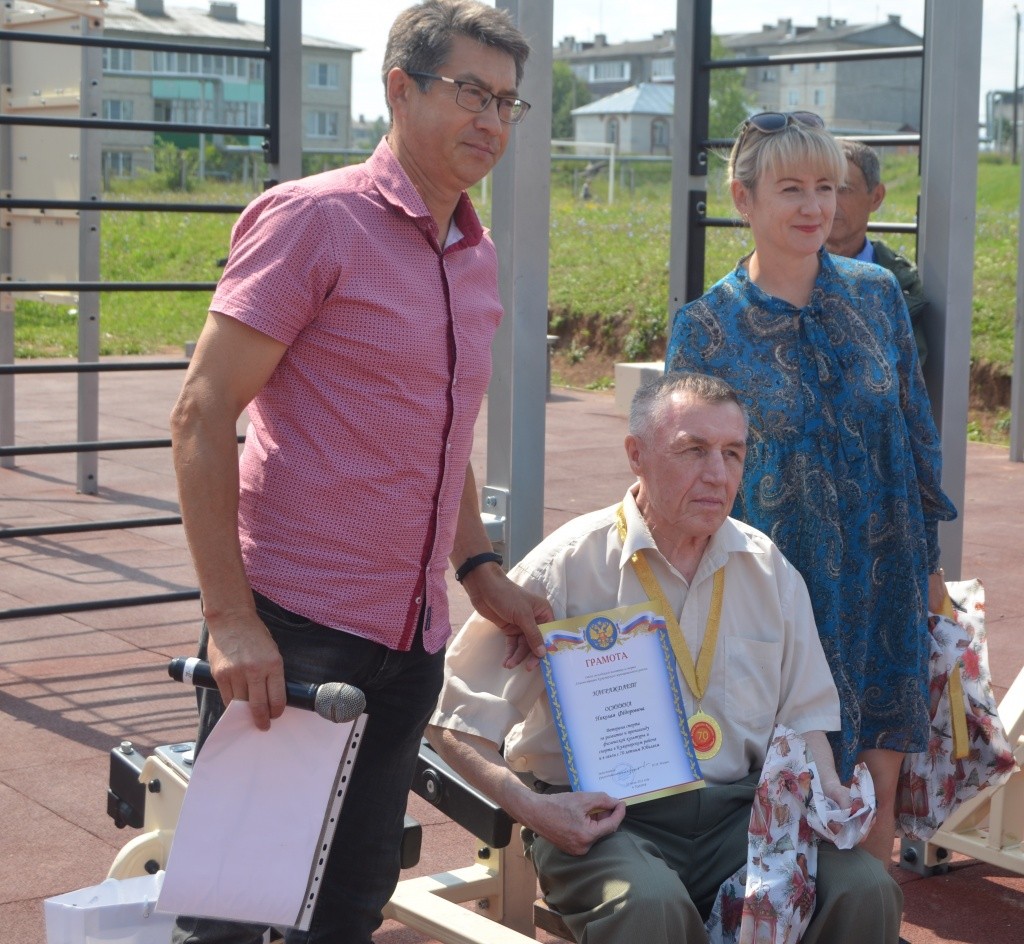 Бывшему учителю физкультуры Николаю Осинину исполниось 70 лет.JPG