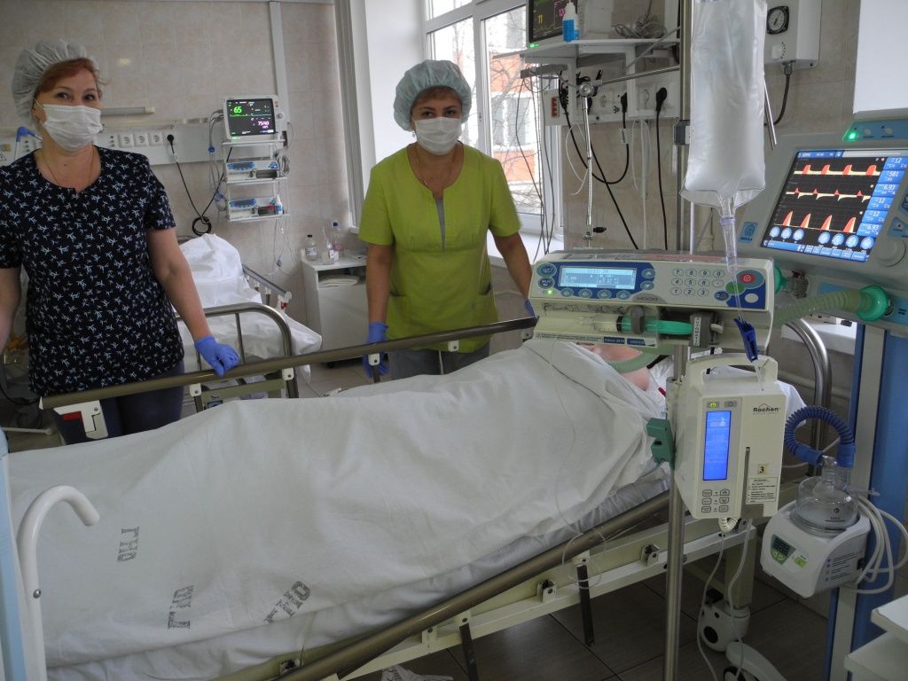 На одну медсестру - три пациента реанимации. (фото Натальи Кулишовой).