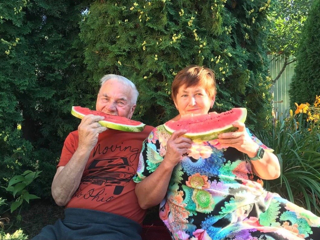 .jpg В тени любимого сада и арбуз слаще. Фото из архива семьи Кашаповых.jpg