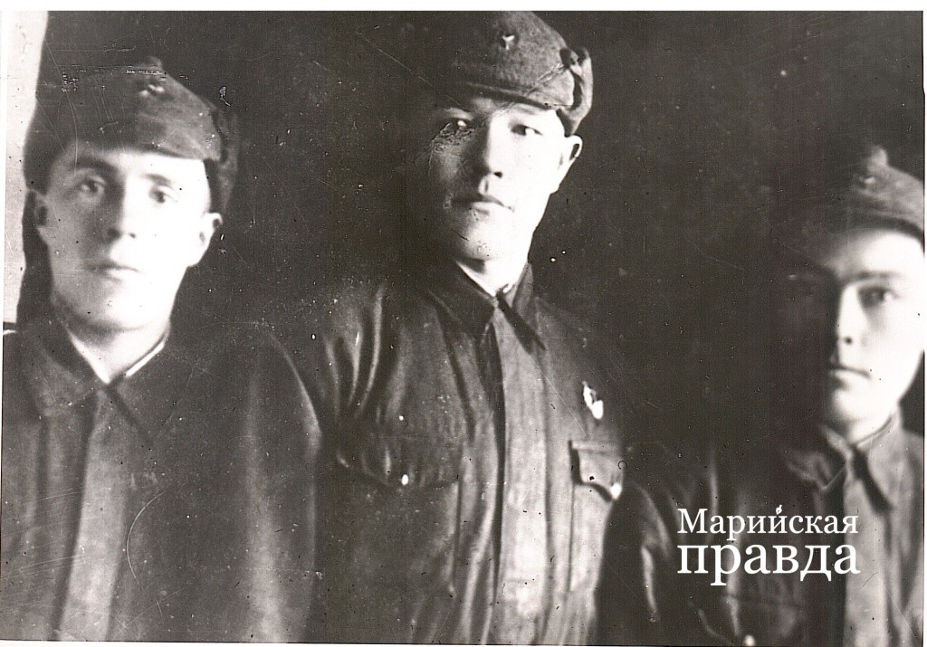 Андрей Яналов (в центре) был высоким и крепким мужчиной 1.jpg