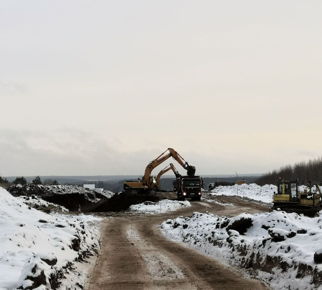 На дороге после снятия плит полным ходом идут земляные работы.jpg
