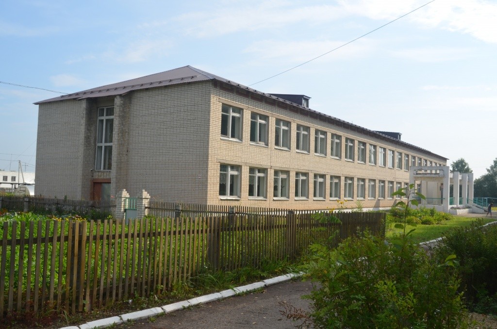 Токтайбелякская основная школа находится в самом центре села.JPG