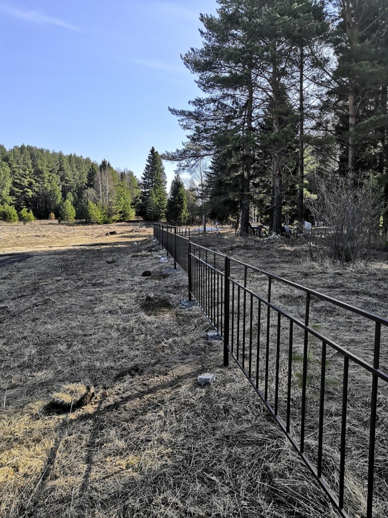 Кладбище теперь огорожено забором из железного профиля.jpg