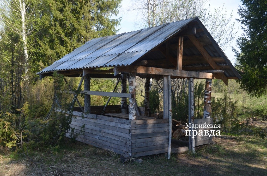 Популярную среди местных жителей беседку обеспечили дровами для шашлыков. Популярную среди местных жителей беседку обеспечили дровами для шашлыков..jpg