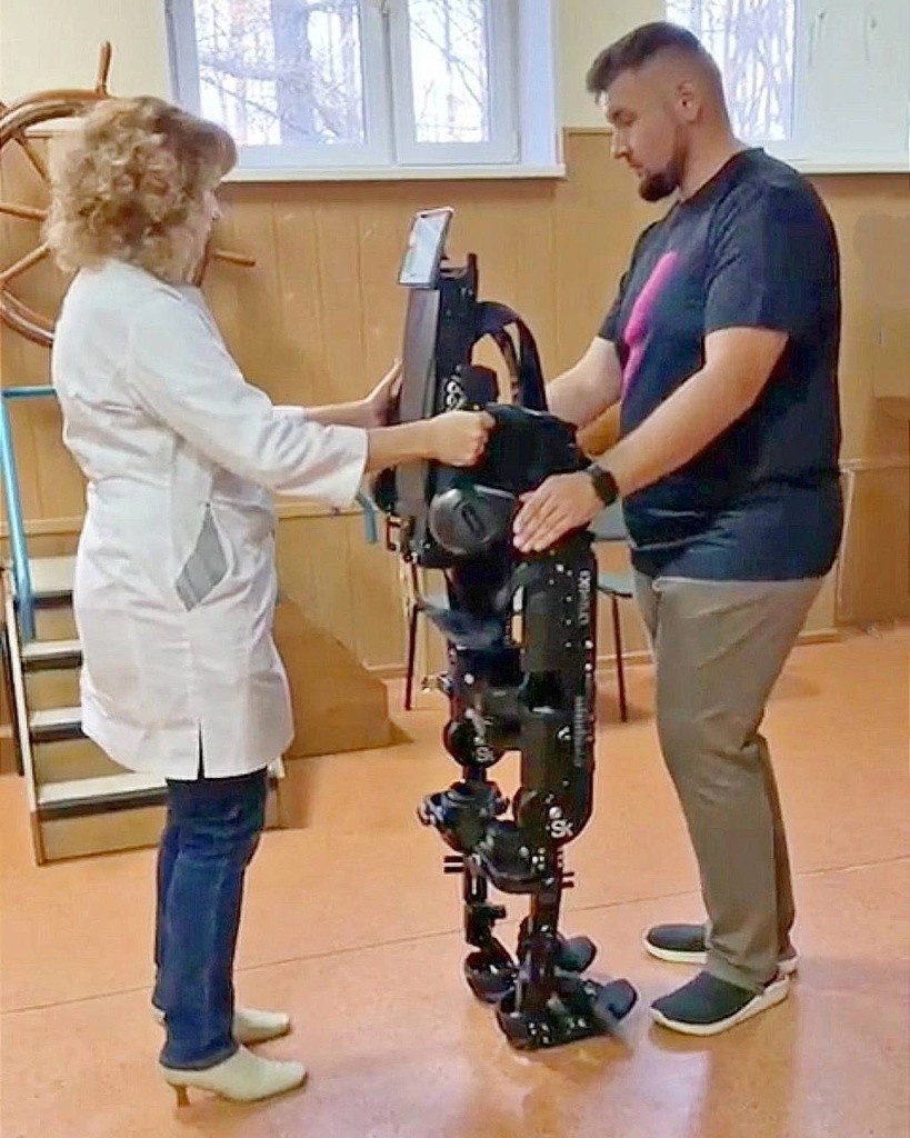Экзоскелет - штука дорогая, но очень хорошо помогает неходячим больным восстанавливать стереотип ходьбы. Фото предоставлено Дмитрием Сульдиным.jpg