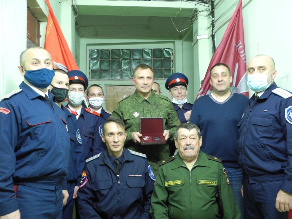 В кругу друзей и сослуживцев. (Фото Натальи Кулишовой).