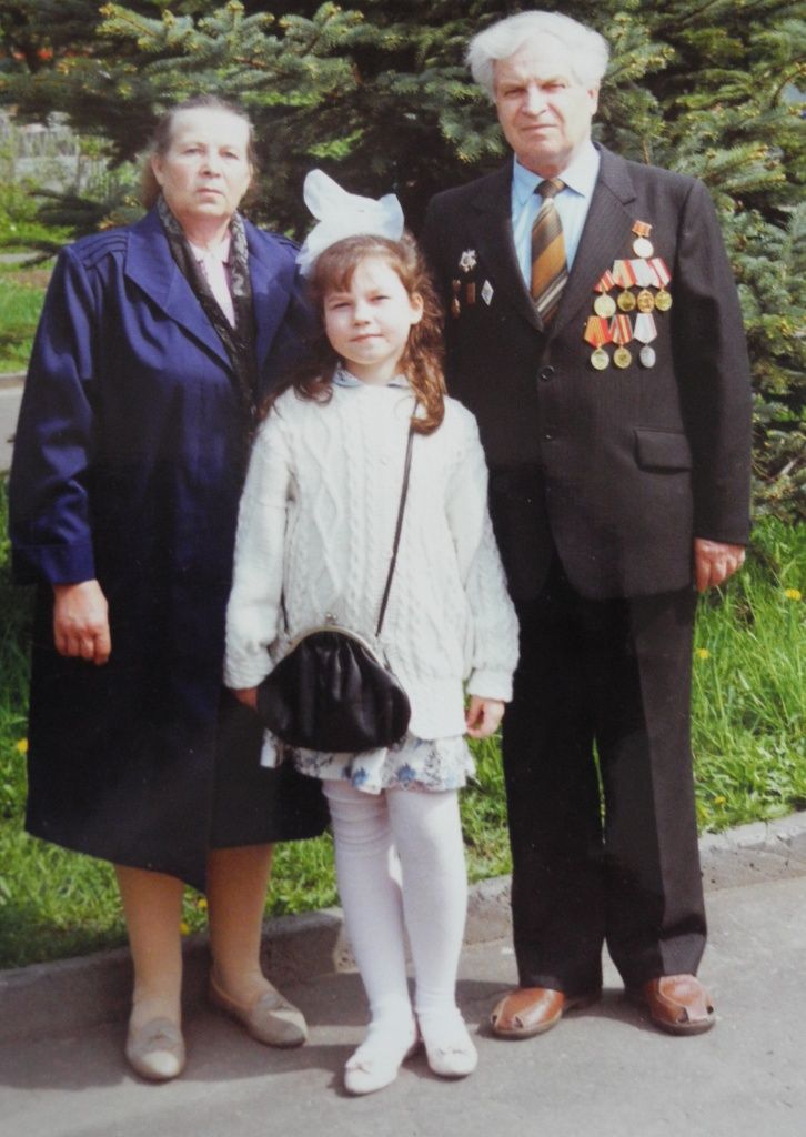 Бабушка рядышком с дедушкой и - с любимой внучкой.