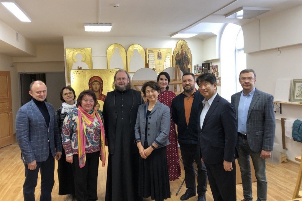 В иконописной мастерской Православного центра. (Фото предоставлено пресс-службой епархии).