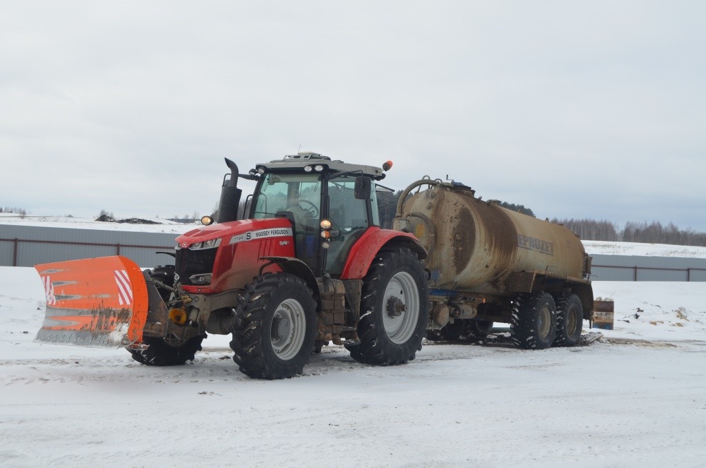 Мощный трактор с огромной цистерной сразу же вывозит навозную жижу на поля. Мощный трактор с огромной цистерной сразу же вывозит навозную жижу на поля.jpg