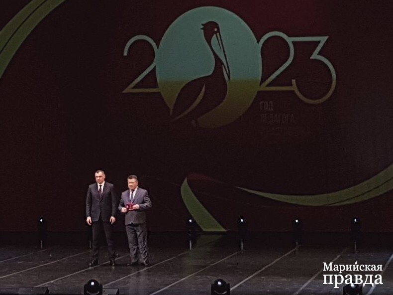 Награждение директора Староторъяльской средней общеобразовательной школы Ивана Ельмекеева. Фото Е. Роман. photo_2023-03-13_13-33-24.jpg