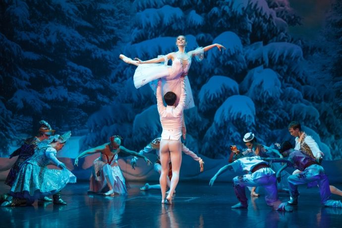 Сцена из балета Щелкунчик. Фото Евгения Никифорова.jpg