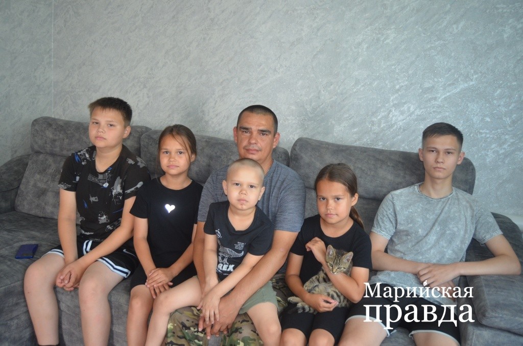 Когда Денис подписывал контракт, он уже был отцом четверых детей. Теперь их пятеро. 1.jpg