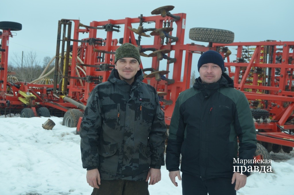Василий Поликарпов вместе со своим наставником, главным инженером хозяйства Виталием Мамаевым Василий Поликарпов вместе со своим наставником, главным инженером хозяйства Виталием Мамаевым 1.jpg