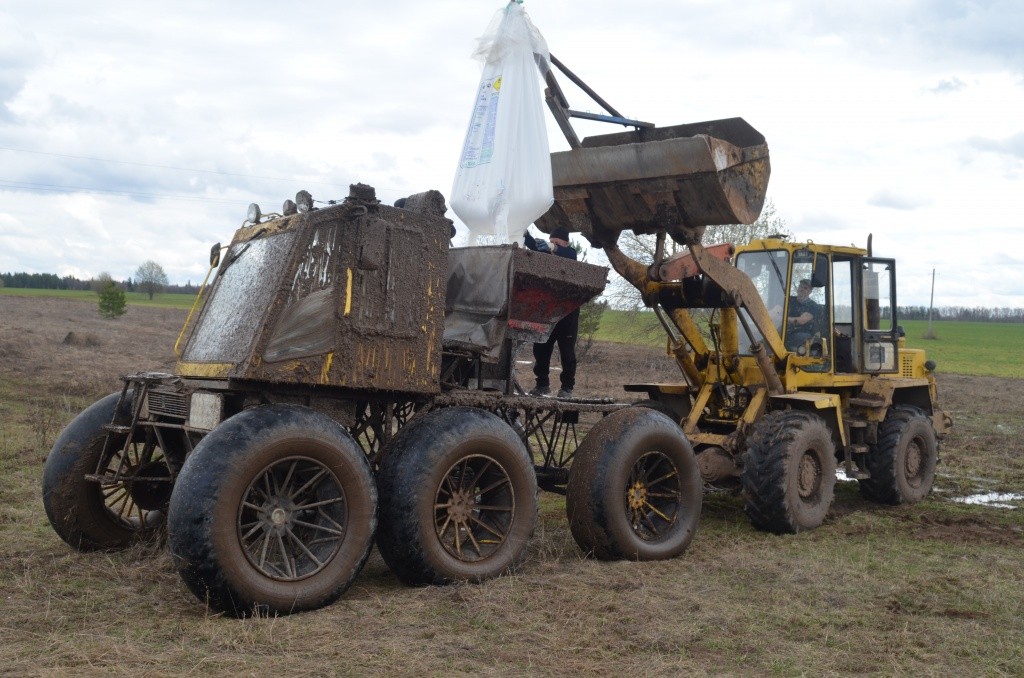 Идет загрузка в бункер минеральных удобрений .JPG