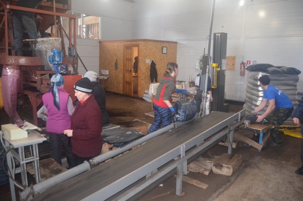 Работа у жителей деревни находится по соседству с домом - это участок торфопредприятия, где готовят питательные грунты.JPG