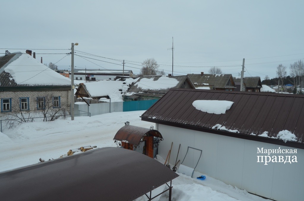 Рукотворная снежная гора настолько высокая, что постройки оказались ниже ее..jpg