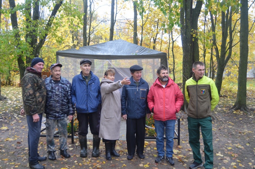 Эти люди безвозмездно помогали строить стеллу.jpg