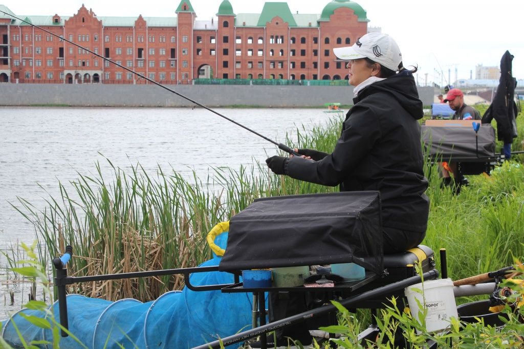 Лейсан Бадреева из Казани не впервой рыбачит в центре Йошкар-Олы..JPG