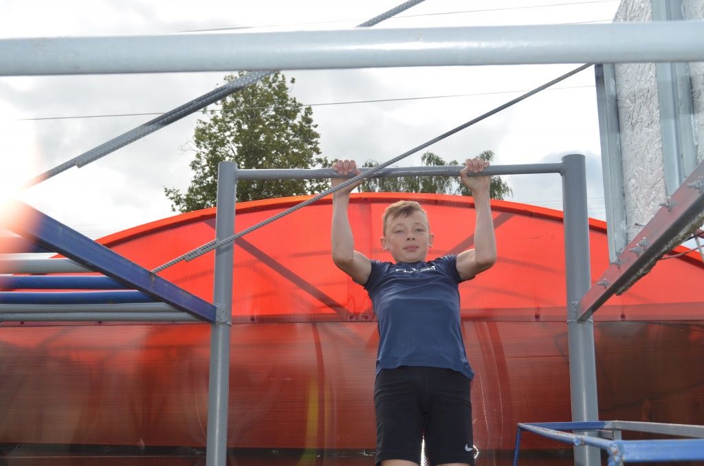 Максим в хорошей физической форме, поэтому легко подтягивается на турнике.JPG