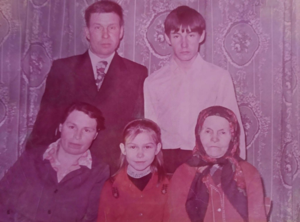 Сын Григория - Венедикт Григорьевич вырос без отца. (На фото с матерью, женой и детьми) Фото предоставлено Анастасией Горбуновой.