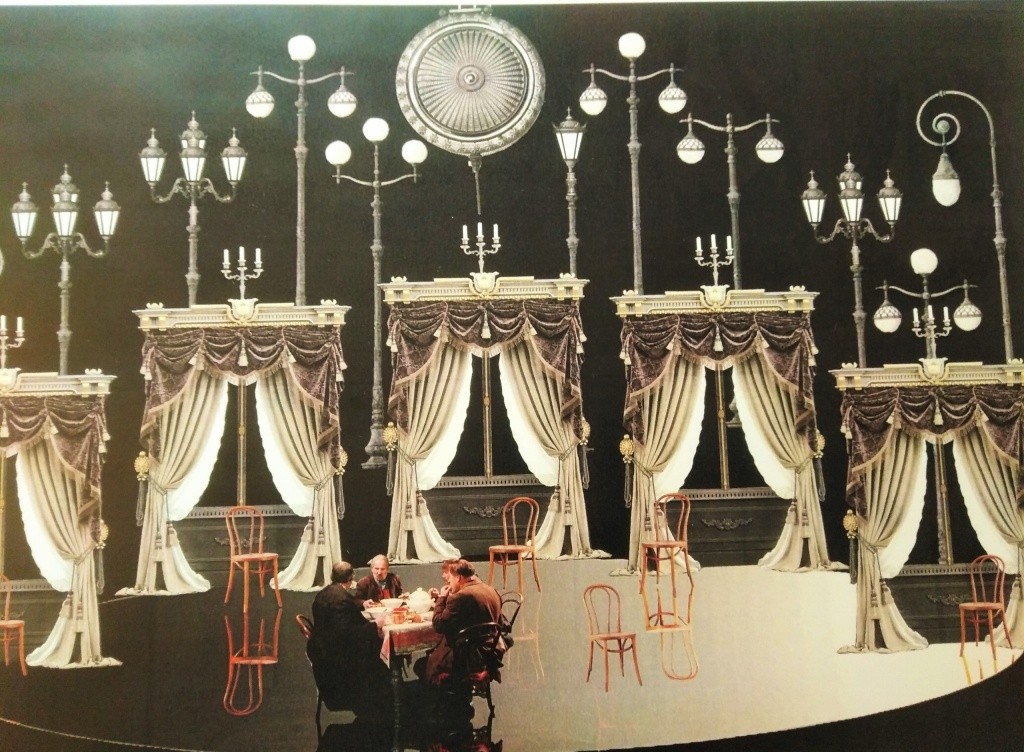 Необычные декорации к спектаклю придумал Борис Голодницкий. Фото Марины Оленевой.jpg