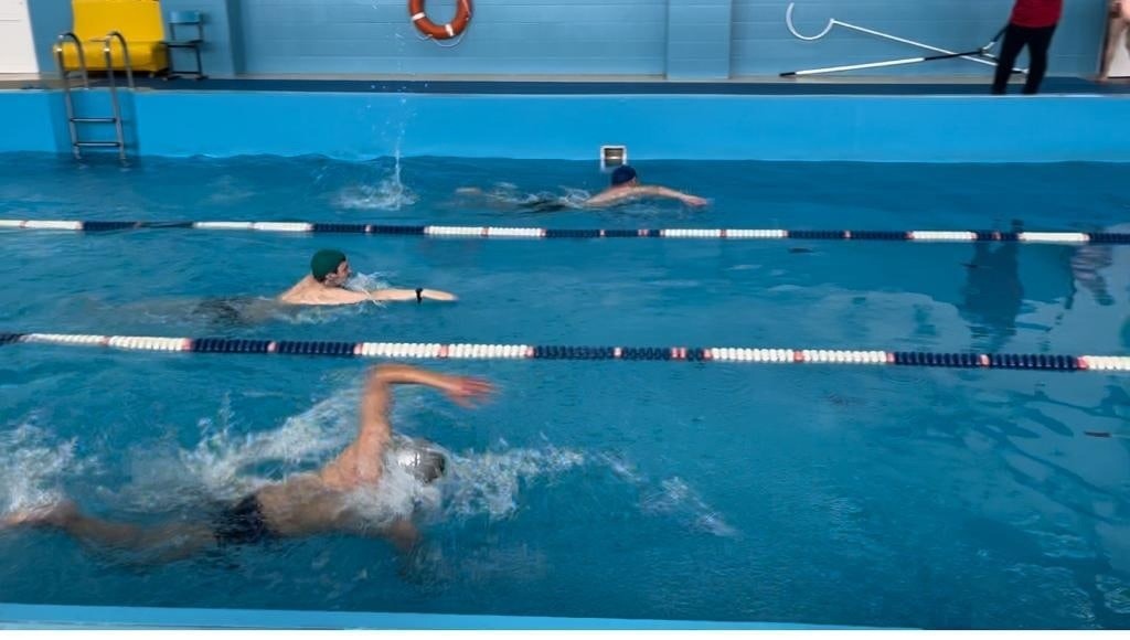 Плаванье - тоже зимний вид спорт. (Фото предоставлено МРО ВОИ).