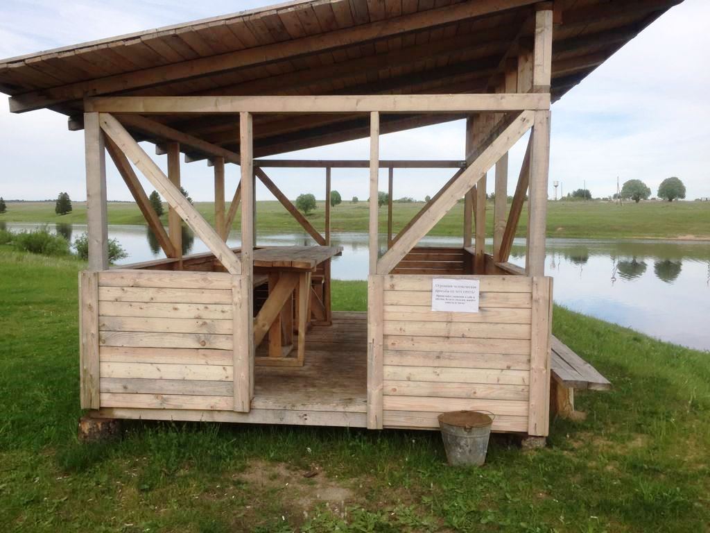 Помимо раздевалки и туалета на берегу пруда появилась вот такая добротная беседка.jpg