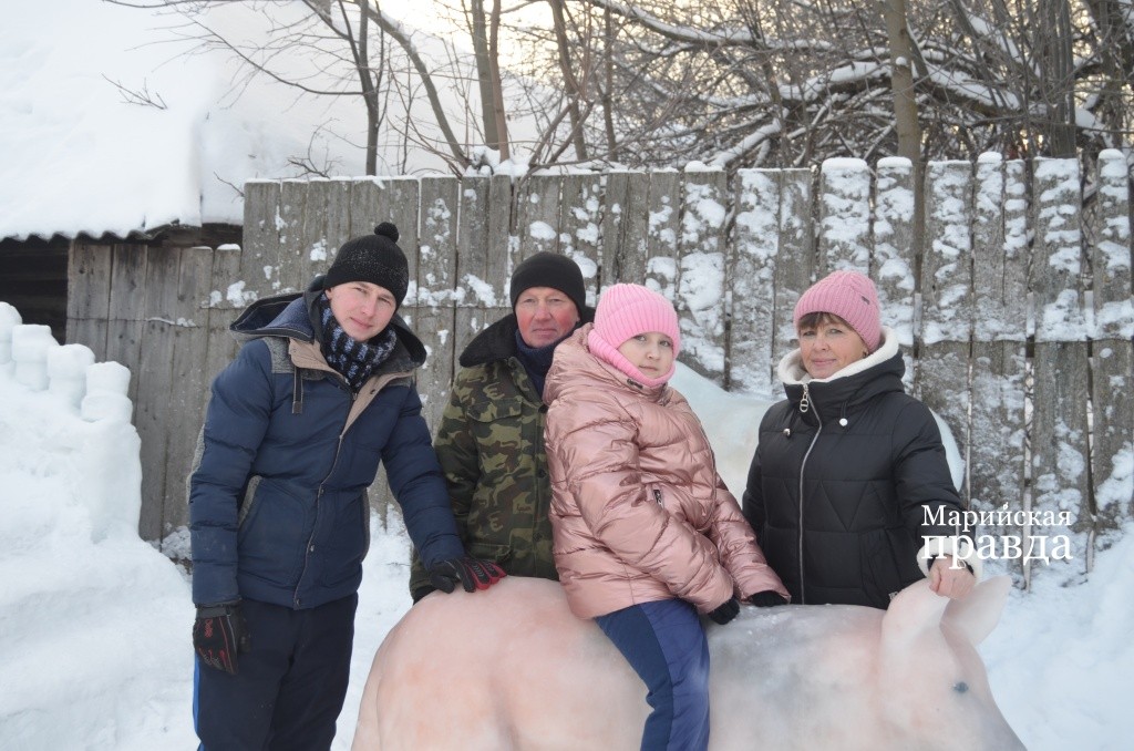 Ледяной городок это коллективный труд всей семьи Тымбаршевых 1.jpg