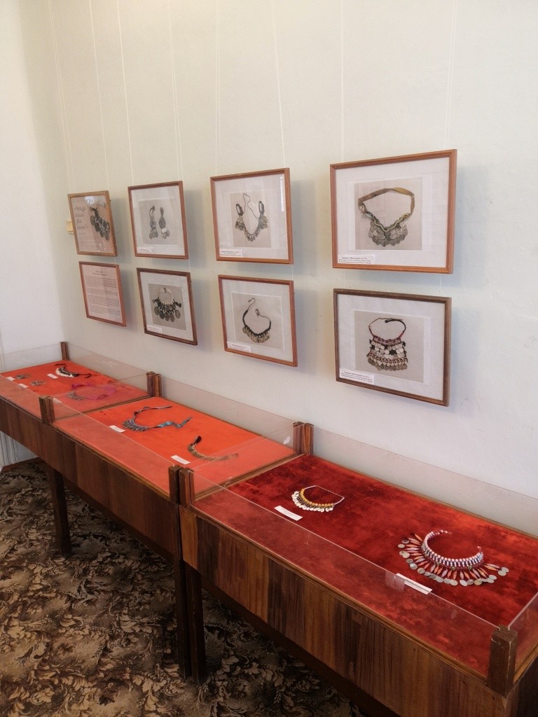 Откуда слышен звон монет - выставка женских национальных украшений.jpg