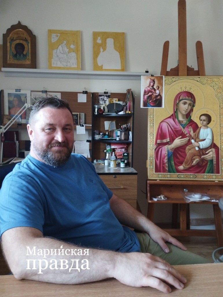 Станислав Попов первым в республике 30 лет назад получил благословение на иконопись. (Фото Натальи Кулишовой/"Марийская правда")..