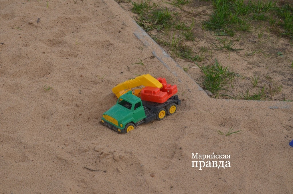 Машинки уже ночуют на детской площадке1.jpg