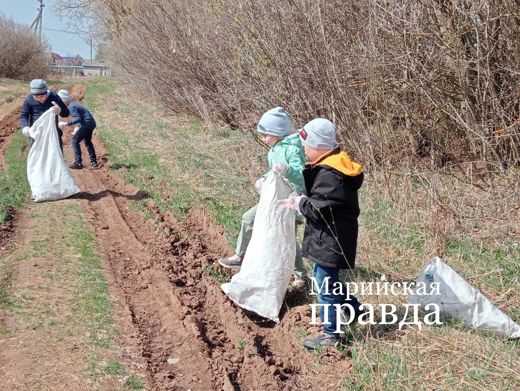 Нас мало, но мы в тельняшках -ученики прибирают школьную территорию от мусора..jpg