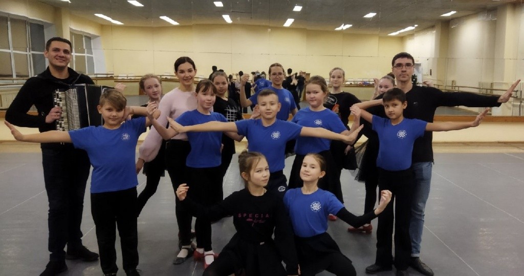 Старшая группа ансамбля перед репетицией. Фото Марины Оленевой.jpg