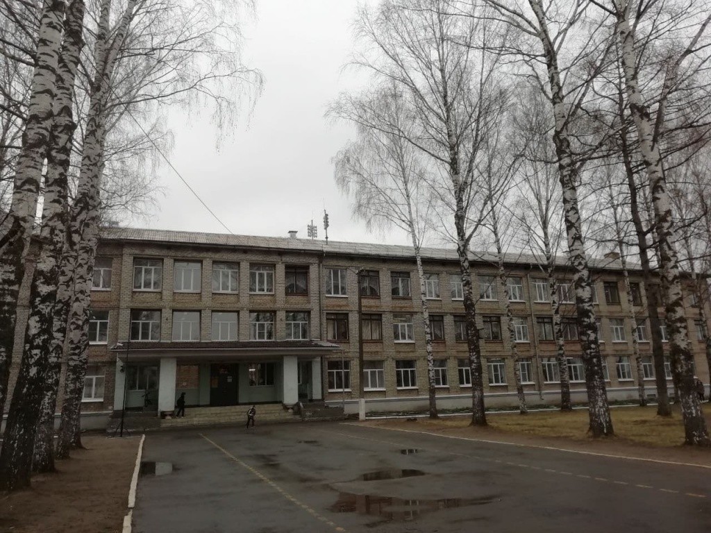 Здание средней общеобразовательной школы № 3 г. Йошкар-Олы не новое, но вокруг школы чисто. По словам директора вопросами порядка в школе занимаются в том числе ученики. photo_2021-05-03_20-45-34.jpg