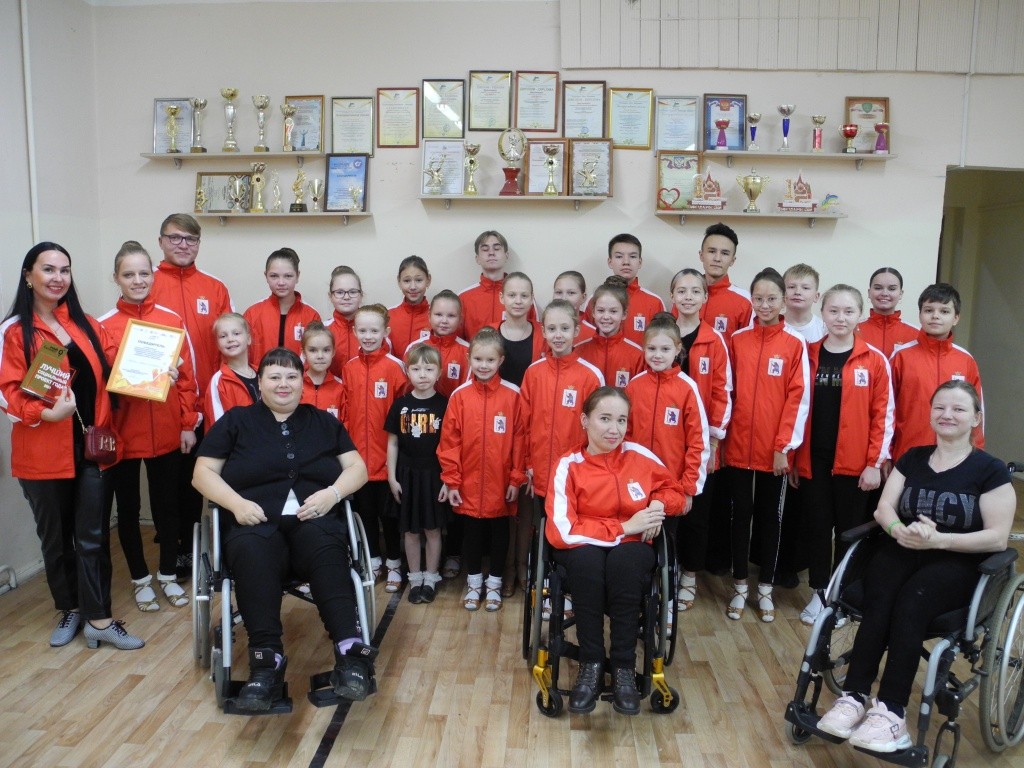 В танцевальном коллективе царят дружба и взаимопонимание. (Фото Натальи Кулишовой).