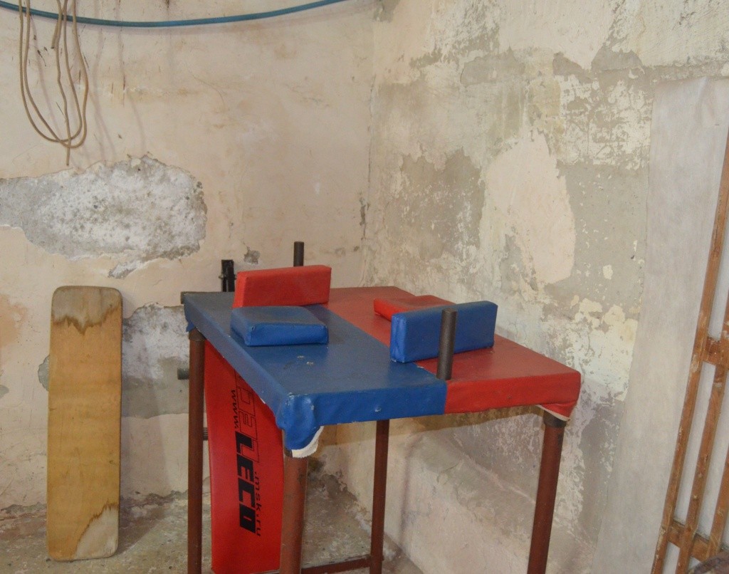 Стол для армрестлинга, естественно, тоже самодельный.jpg