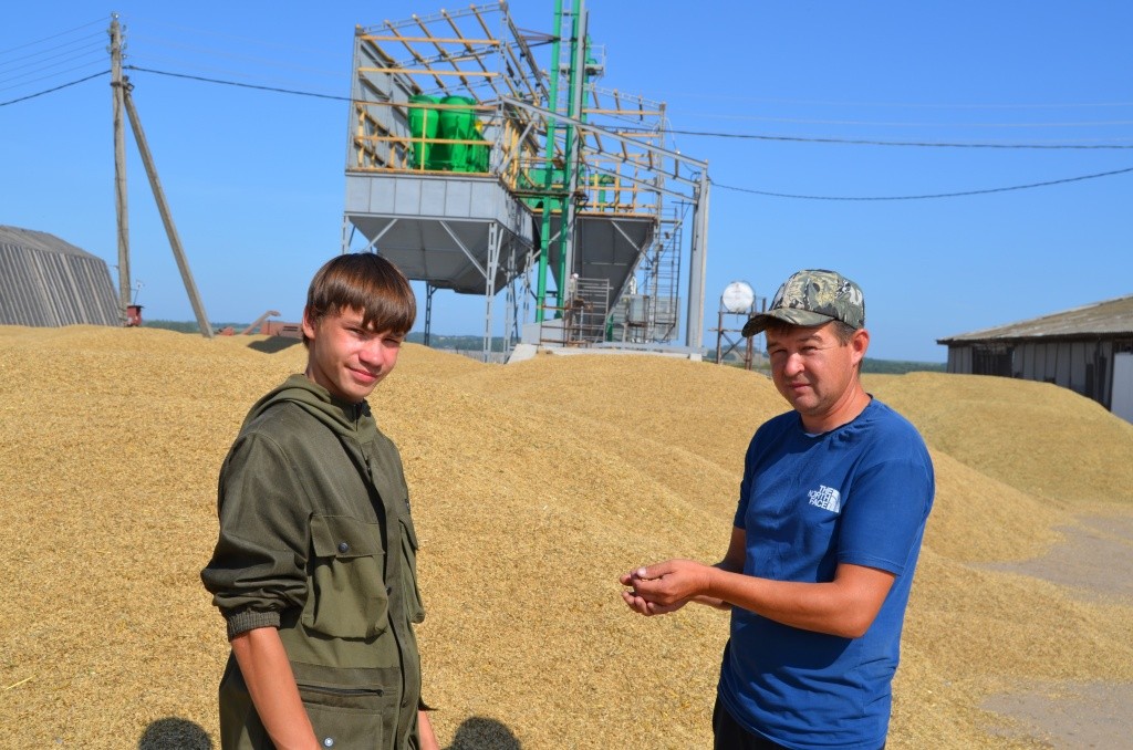 Главному агроному Владимиру Медведеву есть о чем рассказать молодому специалисту.JPG