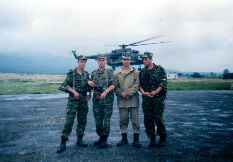 За военврачом Уруковым был даже закреплен вертолет. (Фото предоставлено Эдуардом Уруковым).