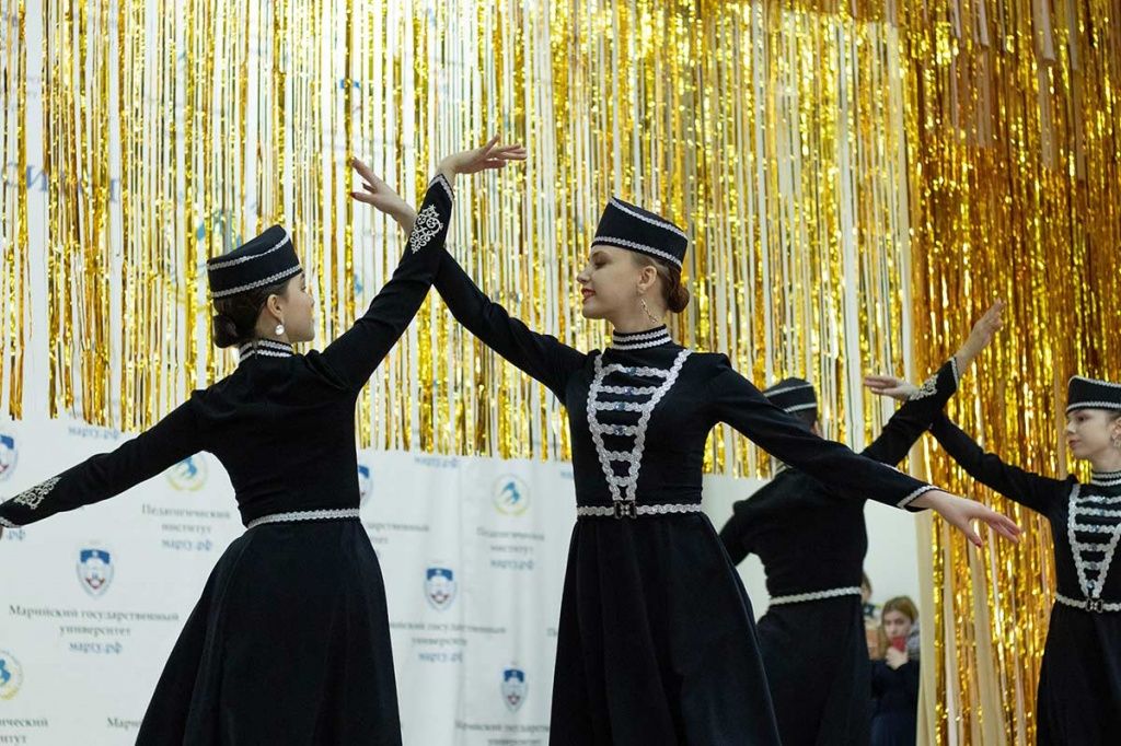 Прекрасное поздравление от студентов. (Фото пресс-службы МарГУ).