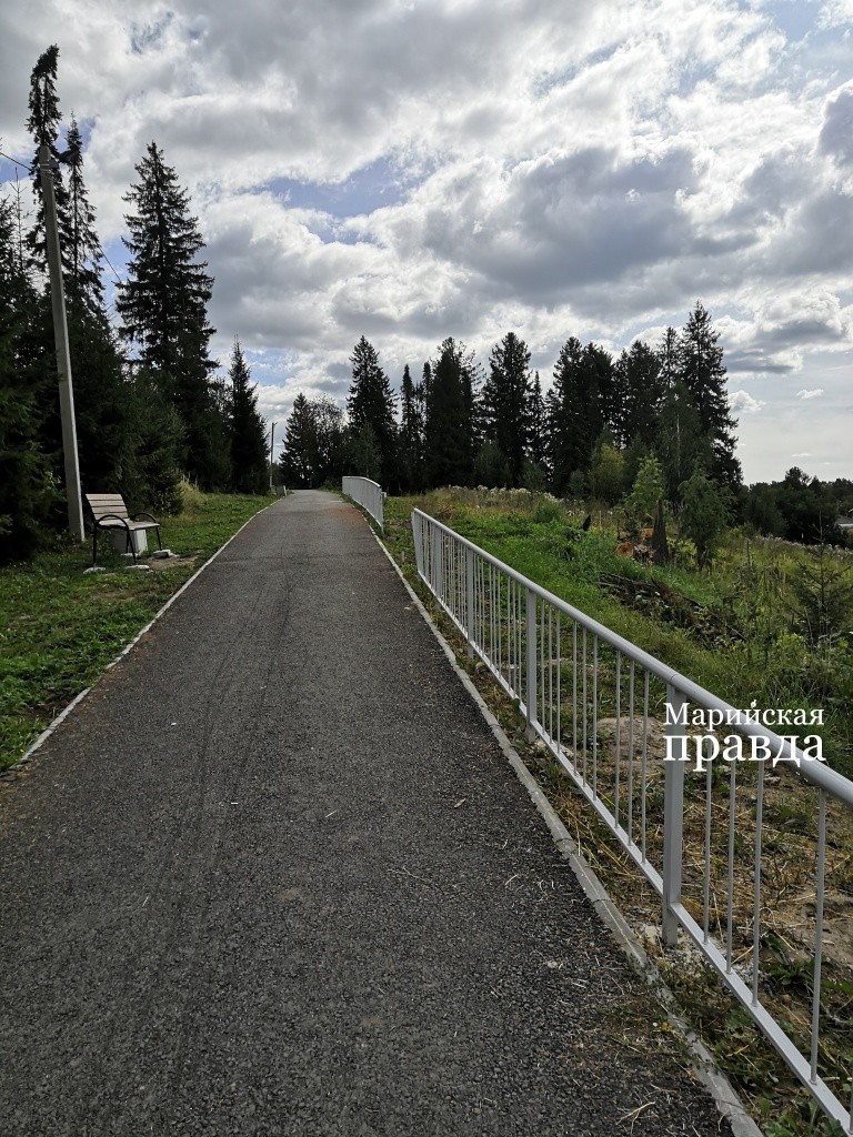 Пешеходную дорожку только-только успели проложить..jpg