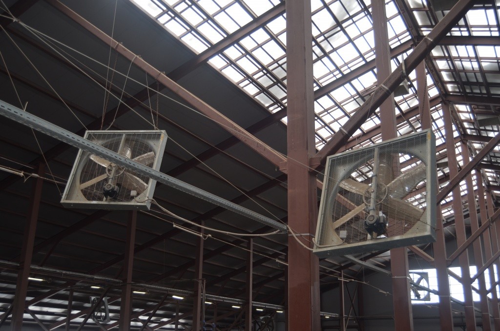 Промышленные вентиляторы помогают создавать комфортный для животных климат. Промышленные вентиляторы помогают создавать комфортный для животных климат.jpg